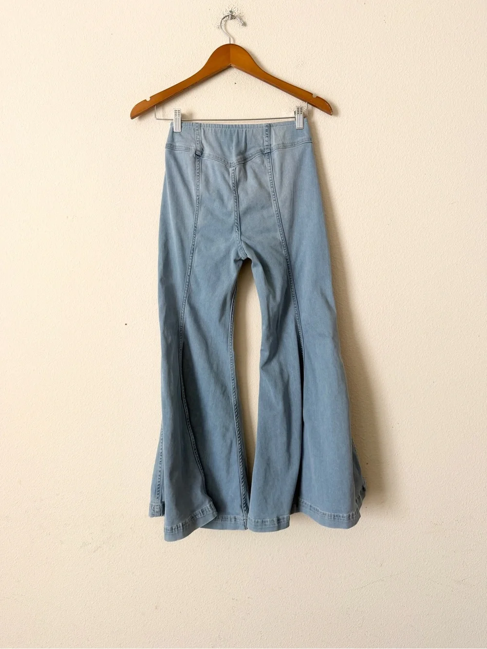 Free People SIZE 25 Cha Cha Flare cropped length stretchy jeans in light wash